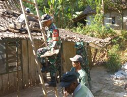 Babinsa Klego Gotong Royong Bantu Bongkar Rumah Bapak Sumarjo