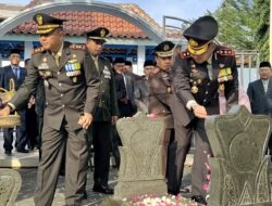 Memperingati HUT RI Ke-79, Dandim Majalengka Beserta Rombongan Melaksanakan Ziarah Ke Makam Pahlawan Nasional KH Abdul Halim