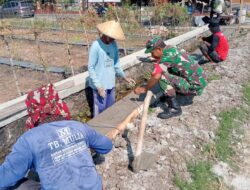 Bantu Warga Bangun Talud, Serda Eko Berharap Semangat Gotong Royong Semakin Meningkat.