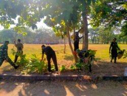Babinsa Gotong Royong Bersihkan Lapangan, Wujudkan Desa Sehat dan Asri.