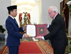 Presiden Joko Widodo, Menerima Penghargaan Tertinggi dari Pemerintah Palestina di Istana Merdeka Jakarta.
