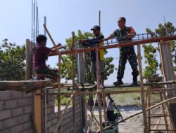 Babinsa dan Warga Desa Bergotong Royong Bangun Rumah Warga