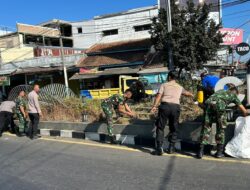 Polsek Cikijing dan Koramil 1705 Bersinergi, Bersihkan Taman Pertigaan Cikijing untuk Lingkungan Sehat
