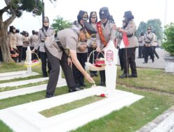 Peringati HUT Polwan RI ke-76 Tahun 2024, Wakapolda Jabar Ziarah dan Tabur Bunga di TMP Cikutra Bandung