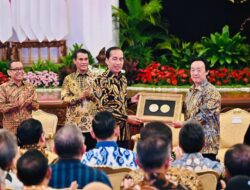 Presiden Joko Widodo, Menerima Penghargaan Agricola Medal dari Food and Agriculture Organization of United Nation di Istana Negara Jakarta.