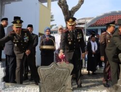 Kapolres Majalengka Bersama Forkopimda Ziarah ke Makam Pahlawan Nasional KH. Abdul Halim Iskandar dalam Rangka HUT RI ke-79