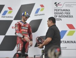 Menpora Dito Serahkan Trophy Juara Ketiga kepada Pembalap Ducati Francesco Bagnaia