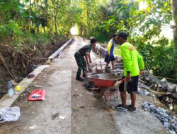 Babinsa Gotong Royong Bantu Warga Bangun Talud Jalan Kampung Demi Akses yang Aman