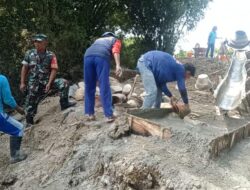 Babinsa Bersama Warga, Bangun Jembatan Penghubung Antar Dukuh