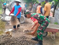 Babinsa Berikan Tenaga dan Semangat Bantu Cor Jalan