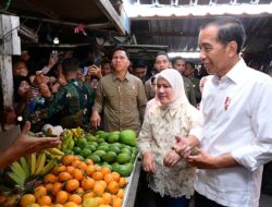 Presiden Joko Widodo Didampingi Ibu Iriana Joko Widodo, Lakukan Kunjungan ke Pasar Dukuh Kupang Kota Surabaya.