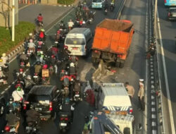 Truk Sampah Tabrak Separator TransJakarta di Gatsu, Lalu Lintas Macet