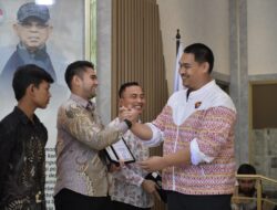 Menpora Dito Berikan Penghargaan kepada Para Insan Olahraga Berprestasi Tahun 2024