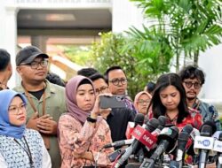 Kepala Sekretariat Presiden, Menyampaikan Kesiapan Rangkaian Pelantikan serta Pengambilan Sumpah Presiden dan Wakil Presiden Periode 2024-2029 di Kompleks Istana Kepresiden Jakarta.