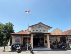 Bendera Merah Putih Lusuh dan Robek Dibiarkan Terpasang di Depan Balai Desa Genteng.