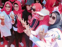 Ratusan Ibu-Ibu Kerudung Abang Padati Lapangan Janggelang “Nina Lanjutkan Pimpin Indramayu”