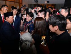Mahasiswa dan Warga, Sambut Kedatangan Presiden Prabowo Subianto di Beijing.