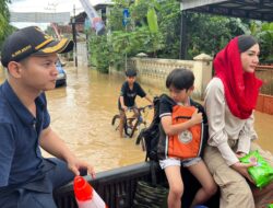 Ajak Sang Buah Hati, Novita Ajarkan Tanam Empati Temui Korban Banjir dan Longsor di Trenggalek