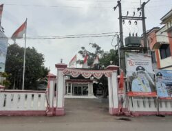 Sungguh Miris Bendera Merah Putih Kusam dan Robek yang Berkibar, Dibiarkan Terpasang di Depan Kantor Desa Cidenok.