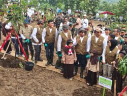 Wakil Menteri Kehutanan, Lakukan Penanaman Pohon di Kawasan Gunung tilu Desa Girimukti Majalengka.