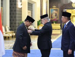 Sultan Ibrahim, Menganugerahkan Tanda Jasa Kehormatan Darjah Kerabat Johor yang Amat Dihormati Pangkat Pertama (D.K I Johor) Kepada Presiden Prabowo.
