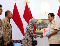 Presiden Prabowo Subianto, Menerima Ikhtisar Hasil Pemeriksaan Semester I Tahun 2024 dari Ketua Badan Pemeriksa Keuangan RI di Istana Merdeka Jakarta.
