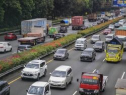 Lintas Tol Jakarta-Cikampek Padat Hingga Diterapkan Contraflow