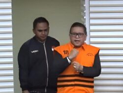 Ekspresi Sekjen PDIP Hasto Kristiyanto Kasih Kepalan Tangan Salam Perjuangan saat Ditahan KPK