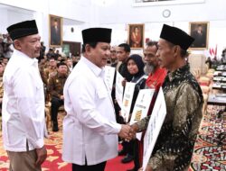 Presiden Prabowo Subianto Bersama Wapres Gibran Rakabuming Serahkan Zakat ke Baznas di Istana Negara Jakarta.