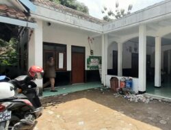 Terkesan Kumuh, Sampah Berserakan Menimbulkan Aroma Tak Sedap di Kantor Desa Cipaku.