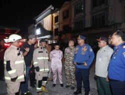 Dirjen Bina Adwil Safrizal ZA Beri Komando Langsung kepada Tim Damkar dalam Penanganan Kebakaran di Pekanbaru