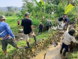 Meningkatkan Kesejahteraan Petani, Pemdes Cigaleuh Bersama Warga Laksanakan Kegiatan Optimalisasi Saluran Irigasi di Cihieum
