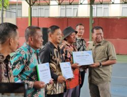 Bupati Majalengka, Eman Suherman serahkan Alsintan kepada Kelompok Tani.