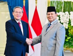Presiden Prabowo Subianto Menyambut Kedatangan Premier Republik Rakyat Tiongkok (RRT) di Istana Merdeka Jakarta.
