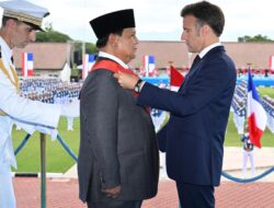 Presiden Republik Prancis, Menganugerahkan Grand Croix de la Légion d’Honneur kepada Presiden Prabowo Subianto di Lapangan Pancasila Magelang.