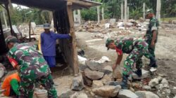 Demi Kenyamanan Warga, Babinsa Bantu Bangun Rumah