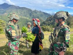Dua Kilometer Harapan: Langkah Mama Mayna Menuju Hati TNI di Pos Pintu Jawa