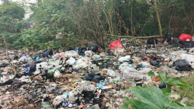 Cemari Lingkungan, Warung Seblak Dian, Diduga Buang Sampah/Limbah Sembarangan.
