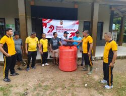Anggota Bagren Polres Majalengka Laksanakan Keja Bakti dan Serahkan Bantuan Torn Air untuk Masjid Al-Latif