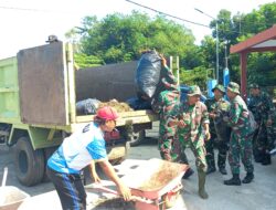 Sinergi Kodim Boyolali dan Masyarakat Bersihkan Fasum di Plaza Waduk Cengklik