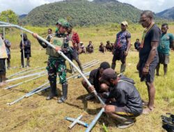 Satgas TNI Hadir untuk Rakyat : Dirikan Tenda untuk Pengungsi di Tigiles Sinak