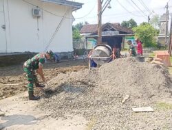 Babinsa Bantu Pengecoran Halaman Masjid, Wujud Sinergi TNI-Rakyat