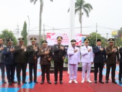 Pimpin Upacara Hari Bhayangkara Ke-79, Kapolres Majalengka Berikan Piagam Penghargaan Kepada Personil yang Berprestasi