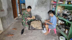 Senyum Babinsa Tipes di Tengah Aroma & Rasa Krupuk Kulit Ceker Ayam, Ada Sentuhan Kecil Untuk Tumbuhkan Harapan Pelaku UMKM