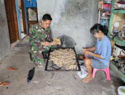 Senyum Babinsa Tipes di Tengah Aroma & Rasa Krupuk Kulit Ceker Ayam, Ada Sentuhan Kecil Untuk Tumbuhkan Harapan Pelaku UMKM