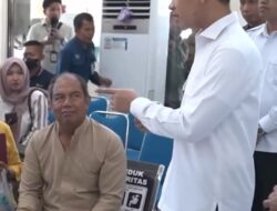 Wapres Gibran Rakabuming Raka Tinjau Pelaksanaan Program Cek Kesehatan Gratis di Puskesmas Sukorejo Blitar.