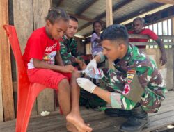 Kepedulian Satgas Yonif 131/Brajasakti Tangani Anak Sakit di Perbatasan Papua