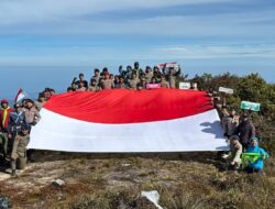 Tim Ekspedisi Hari Bhayangkara Bentangkan Bendera Merah Putih di Puncak Gunung Leuser