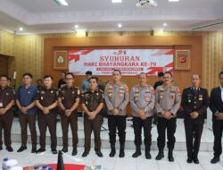 Momen Hari Bhayangkara ke-79, Kapolres Majalengka Terima Kejutan Kue Ulang Tahun Dari Kejaksaan Negeri Majalengka