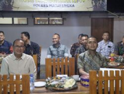 Masih Momen Hari Bhayangkara ke-79, Polres Majalengka Gelar Nobar Wayang Kulit Bersama Masyarakat